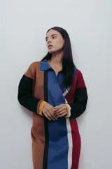 Vestido midi de punto con cuello polo y diseño de bloques de color en tonos azul, marrón, negro y rojo.