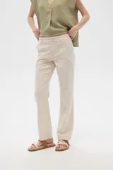 Pantalón de lino color verde oliva con estampado de flores color crema, de corte recto.