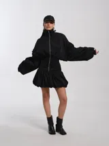 Campera negra estilo bomber con cuello alto, faja de puño ancha, mangas desmontables y forro de felpa.