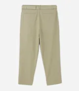 Pantalón de vestir color verde oliva, de corte relaxed, con cinturón con hebilla y pliegues delanteros.