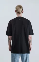 Remerón negro de corte extra oversize con hombros caídos y cuello redondo.
