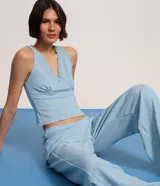 Pantalón celeste de corte recto, cintura alta, con canesú sobrepuesto y lazo lateral.