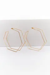 Aros dorados con forma de hexágono.