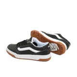 Zapatillas Vans Hylane negras con detalles en blanco y suela de goma color caramelo.