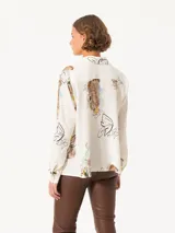 Camisa de manga larga color crema con estampado de tigres y flores.