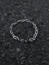 Pulsera plateada de eslabones alargados.