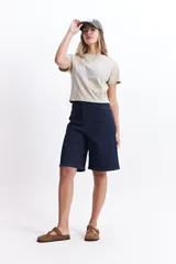 Short de jean azul oscuro, corte bermuda, tiro medio-alto y silueta amplia.