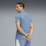 Remera deportiva Puma TAD ESS Poly color celeste con logo blanco estampado en el pecho.