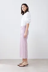 Pantalón jean culotte color rosa pastel.