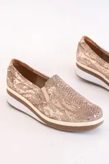 Slip-on deportivo con capellada de cuero con estampado animal print, suela de goma blanca con detalle de línea marrón y elásticos laterales para facilitar el calce.