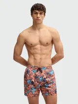 Short de baño BOSS modelo Willow, color salmón con estampado de palmeras y motivos náuticos en azul. Cintura elástica con cordón ajustable.