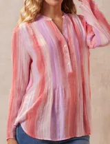Blusa de gasa estampada con cuello a la base, escote en V y botones. Delantera con detalle plisado y mangas largas regulables con presilla y botón.