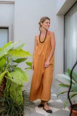 Vestido largo negro de lino, con breteles finos y escote recto.