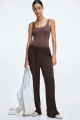 Pantalón marrón de corte holgado en punto suave, con piernas rectas y elástico revestido con cordón para ajustar en la cintura.