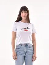 Remera blanca de algodón con estampado de cerezas y la frase 'pure bliss' en color negro.