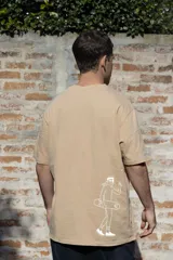 Remera blanca de algodón con cuello redondo y estampado circular en el pecho con diseño abstracto en tonos grises.