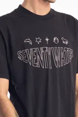 Remera unisex color beige con estampado frontal de la marca Seventy Water y dibujos de un delfín, una estrella, una planta y un conejo.