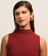 Blusa sin mangas color bordó, confeccionada en tejido rib con cuello alto.