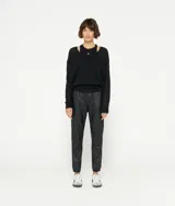 Suéter negro de punto fino con cuello en V y corte holgado, confeccionado en mezcla de lana de alpaca.