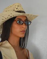 Sombrero de paja con ala ancha y cinta de cuero marrón.