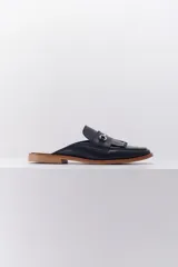 Sueco mocasín de cuero con diseño moderno y ventilado, ideal para climas cálidos.