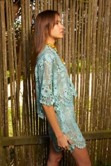 Camisa corta celeste con encaje, de corte holgado y mangas 3/4. Teñida a mano.