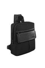 Mochila bandolera negra con bolsillo frontal de cuero sintético con cierre y logo Trendy.