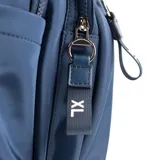 Mochila azul de poliéster con doble cierre superior, dos bolsillos frontales con cierre, dos bolsillos laterales abiertos, correa regulable y herrajes plateados.