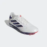 Championes de fútbol Adidas Copa Pure 2 Pro, color blanco con detalles en azul y rojo.