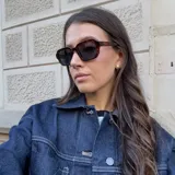 Gafas de sol con montura poligonal carey y lentes polarizadas negras.