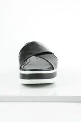 Chinelas rojas con plataforma blanca y suela marrón.