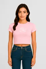 Remera cropped celeste con estampado de sol en el centro.