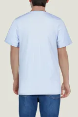 Remera blanca de manga corta con estampado gráfico en el frontal y corte holgado.