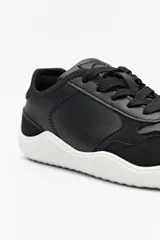 Zapatillas de cuero color blanco y beige, de diseño minimalista con suela marrón.