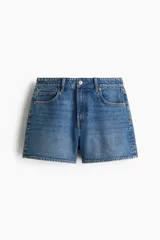 Short de jean azul de tiro alto, con cinco bolsillos y ruedo desflecado.