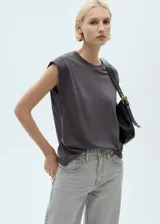 Camiseta blanca de algodón con cuello redondo y hombreras.