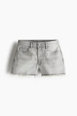 Short de denim gris con tiro alto, cinco bolsillos, corte relajado y terminación desflecada.