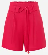 Short de cintura alta color rojo, confeccionado en tejido viscolino. Presenta trabillas en la cintura y cinturón incorporado con hebilla.