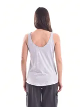 Musculosa blanca de breteles finos y escote redondo.