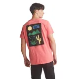 Remera manga corta color rojo con estampado pequeño en el frente.