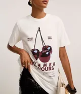 Remera de algodón color blanco, de corte recto, con cuello redondo y mangas cortas. Estampa frontal con cerezas y texto "Summer Flavours".