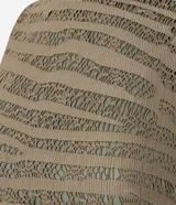 Crop top de encaje color verde militar, con cuello halter y espalda descubierta.