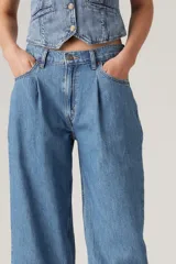 Pantalón de jean celeste, de corte amplio y tiro medio.