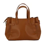 Cartera azul con textura símil cuero, doble asa corta y correa larga desmontable. Tiene una tira horizontal con hebilla decorativa.