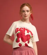 Remera color crema de algodón con estampado de frambuesas y texto "Delicious & Tasty Berry".