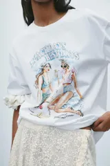 Camiseta blanca de corte recto y manga corta, con cuello redondo. Estampado frontal con dos mujeres en la playa y texto "Beach Days Best Days".
