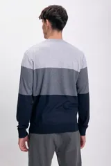Buzo de punto con bloques de color gris claro, gris medio y azul marino.