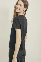 Remera negra de algodón peinado con calce al cuerpo y detalle bordado en el lateral.
