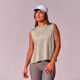 Musculosa deportiva verde con cuello redondo y sisas amplias.