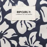 Mochila Rip Curl Dome de 18 litros con estampado de flores blancas sobre fondo azul marino. Tiene un compartimento principal con cierre, un bolsillo frontal con cierre y un asa de mano en la parte superior.